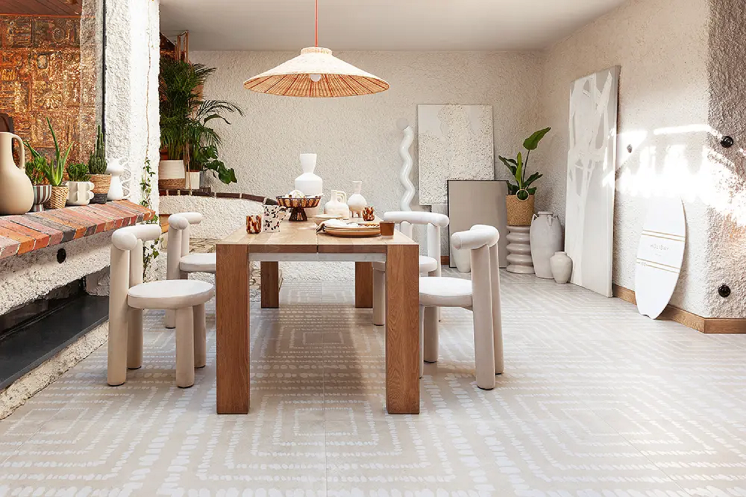 Nowoczesna jadalnia w stylu boho z kolekcją płytek Holiday od Tubądzin